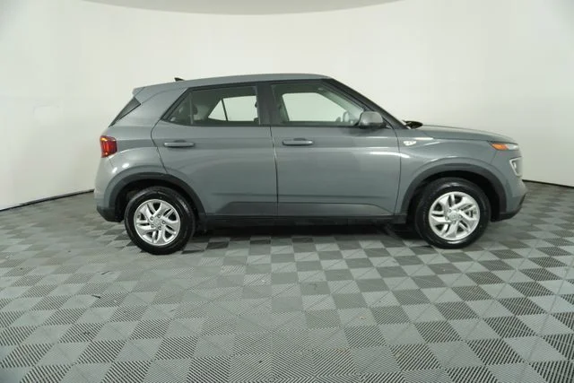 Used 2022 Gray Hyundai SE image 8