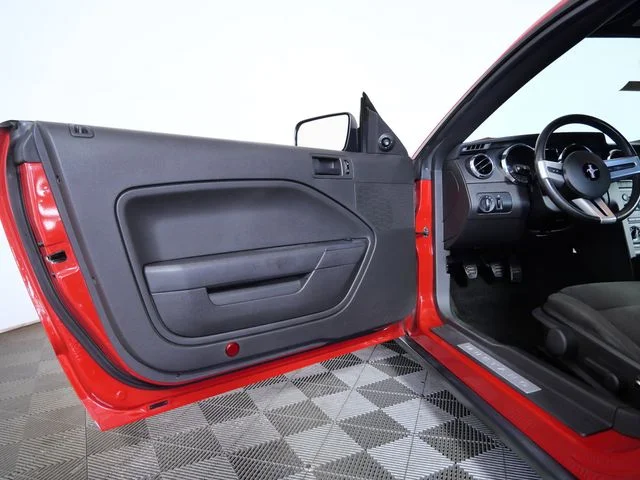 Used 2005 Red Ford V6 Deluxe image 12