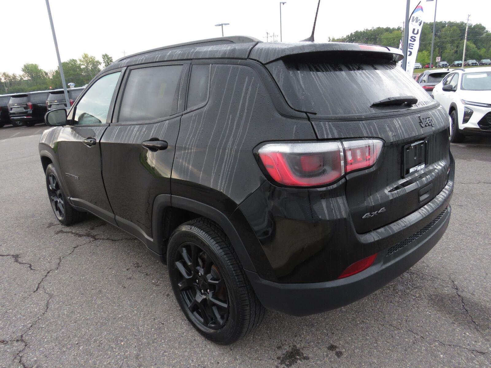 Used 2024 Diamond Black Crystal Pearlcoat Jeep Latitude image 9
