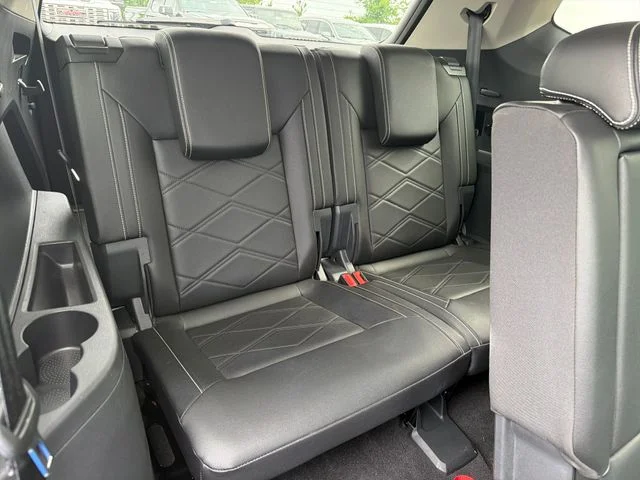 Used 2025  Volkswagen 2.0T SE w/Technology image 53