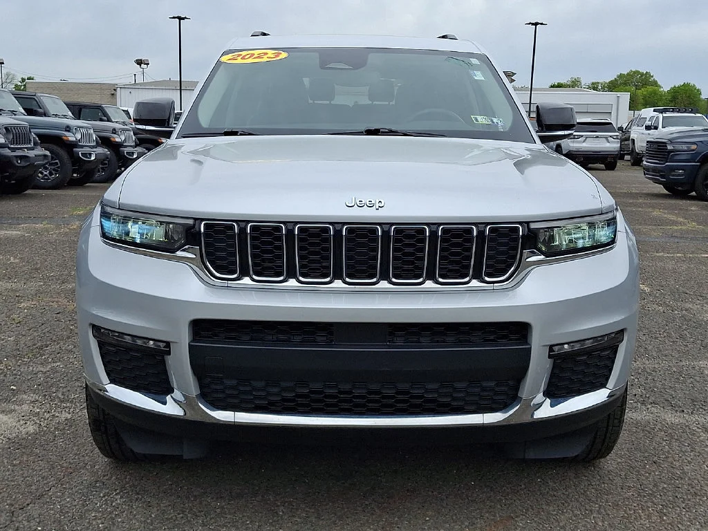 Used 2023 Silver Jeep Limited image 4