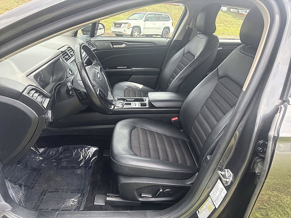Used 2018 Magnetic Metallic Ford SE image 14