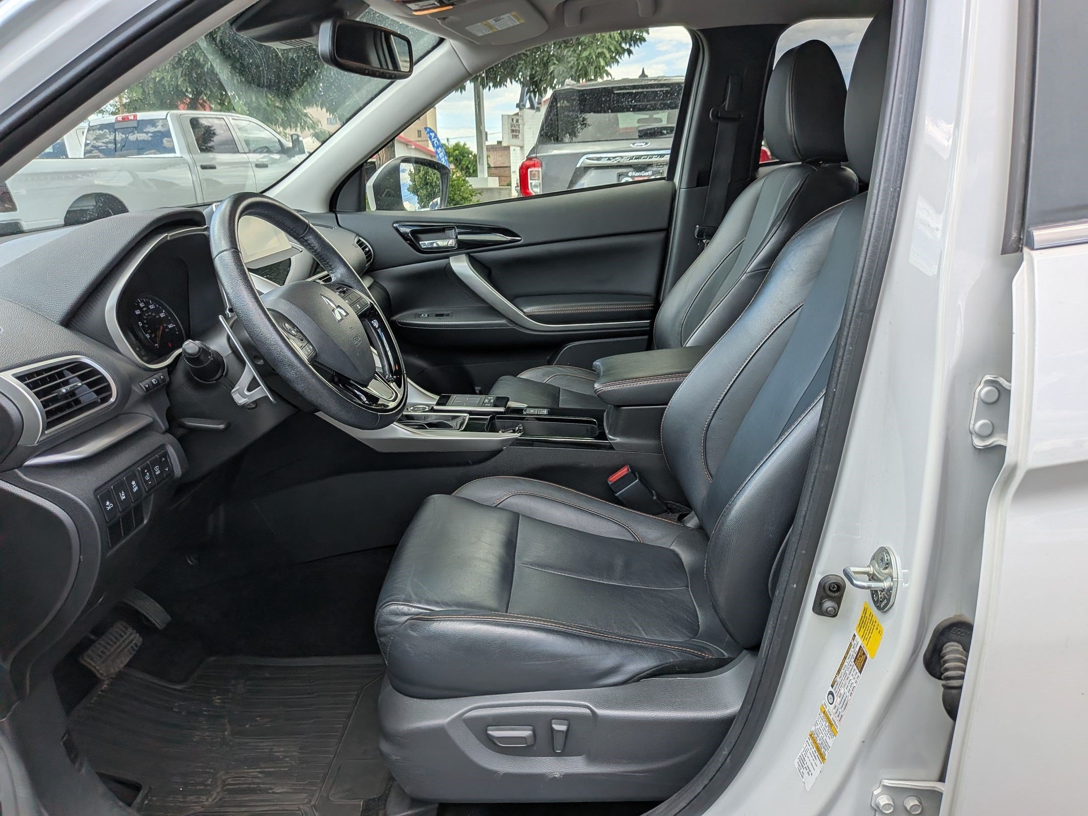 Used 2019 White Mitsubishi SE image 25