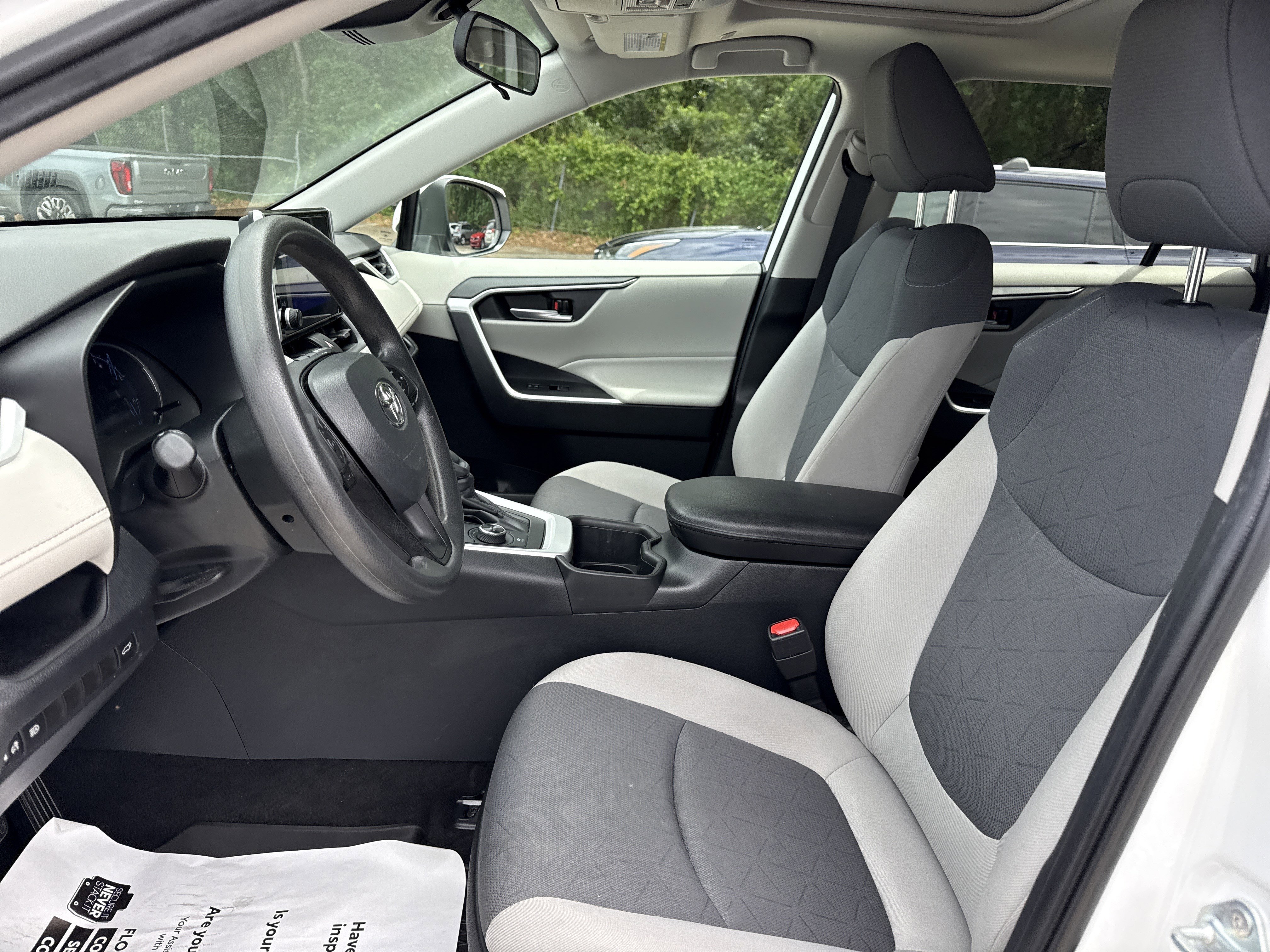 2023 Toyota RAV4 XLE - Photo 11