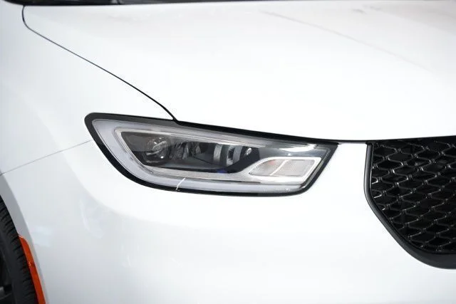 New 2026 Bright White Clear-Coat Exterior Paint Chrysler Select image 53