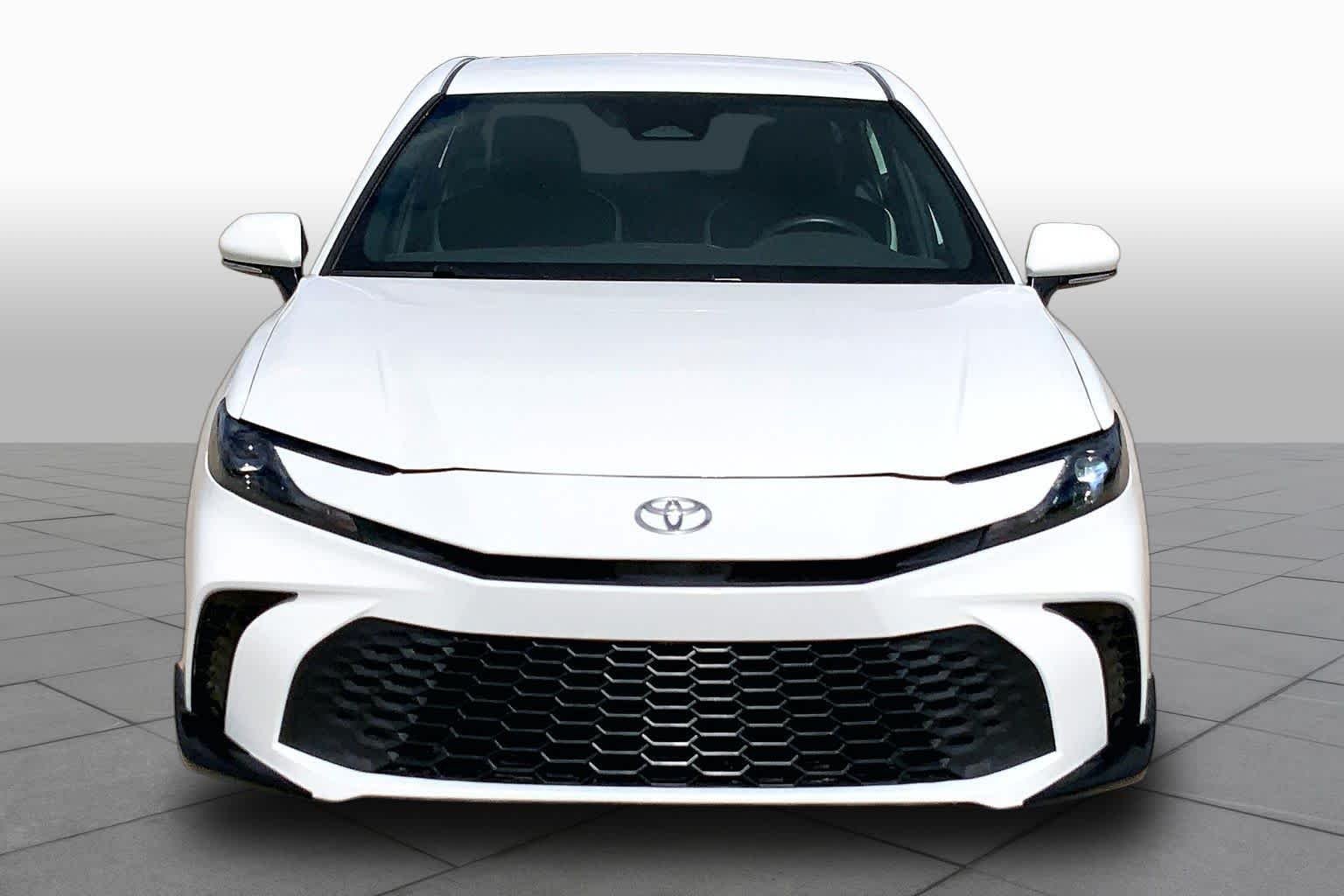 Used 2025 Ice Cap Toyota SE image 4