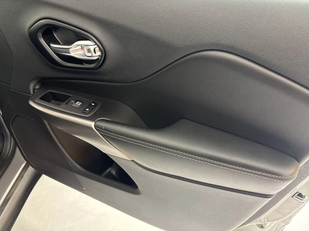 Used 2021 Gray Jeep Latitude Lux image 15