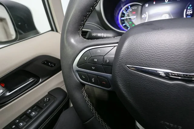 Used 2023 Silver Chrysler Touring L image 32