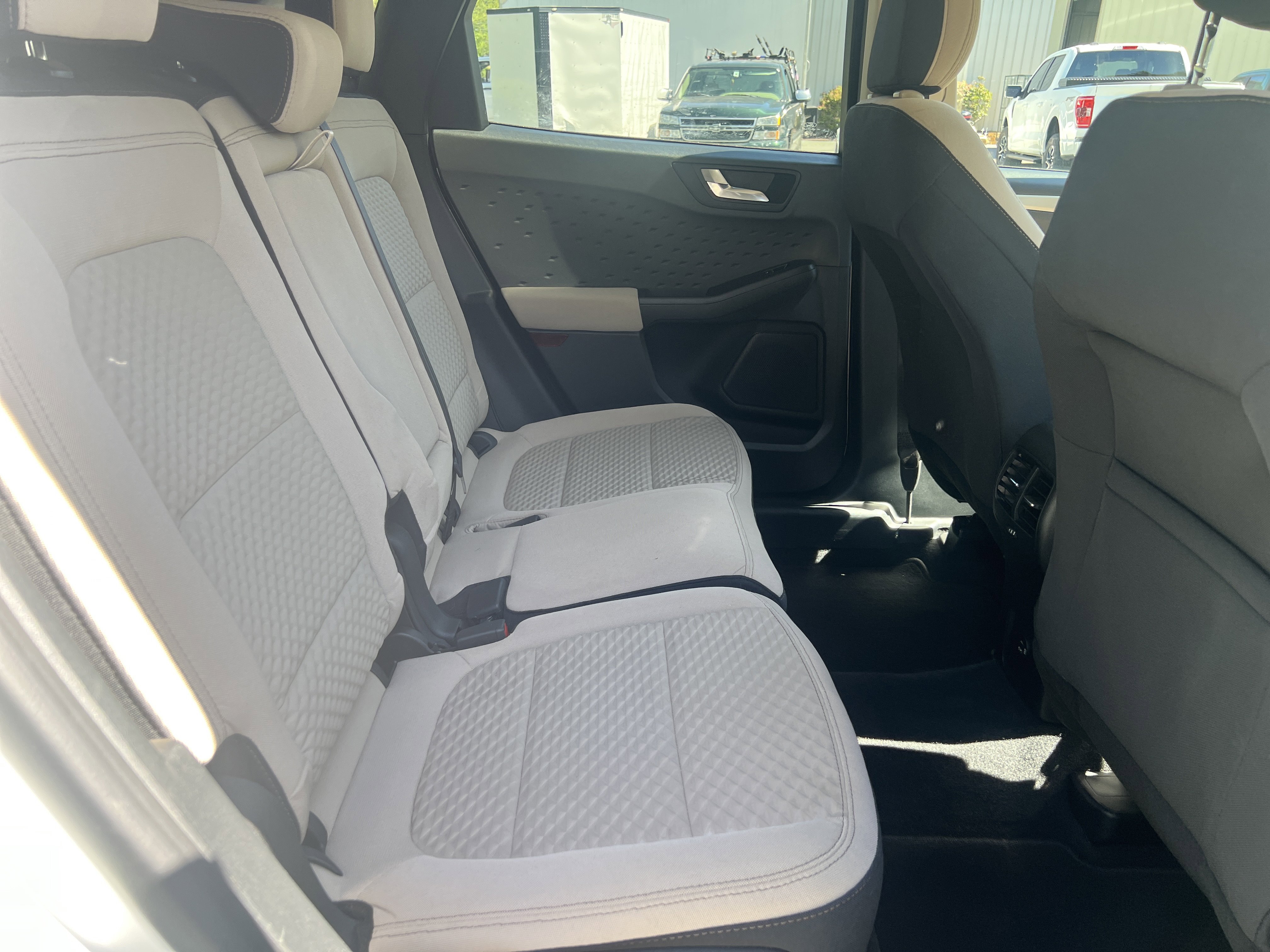 Used 2020 White Metallic Ford SE image 16