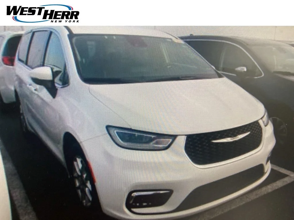 2023 Chrysler Pacifica Touring L's photo