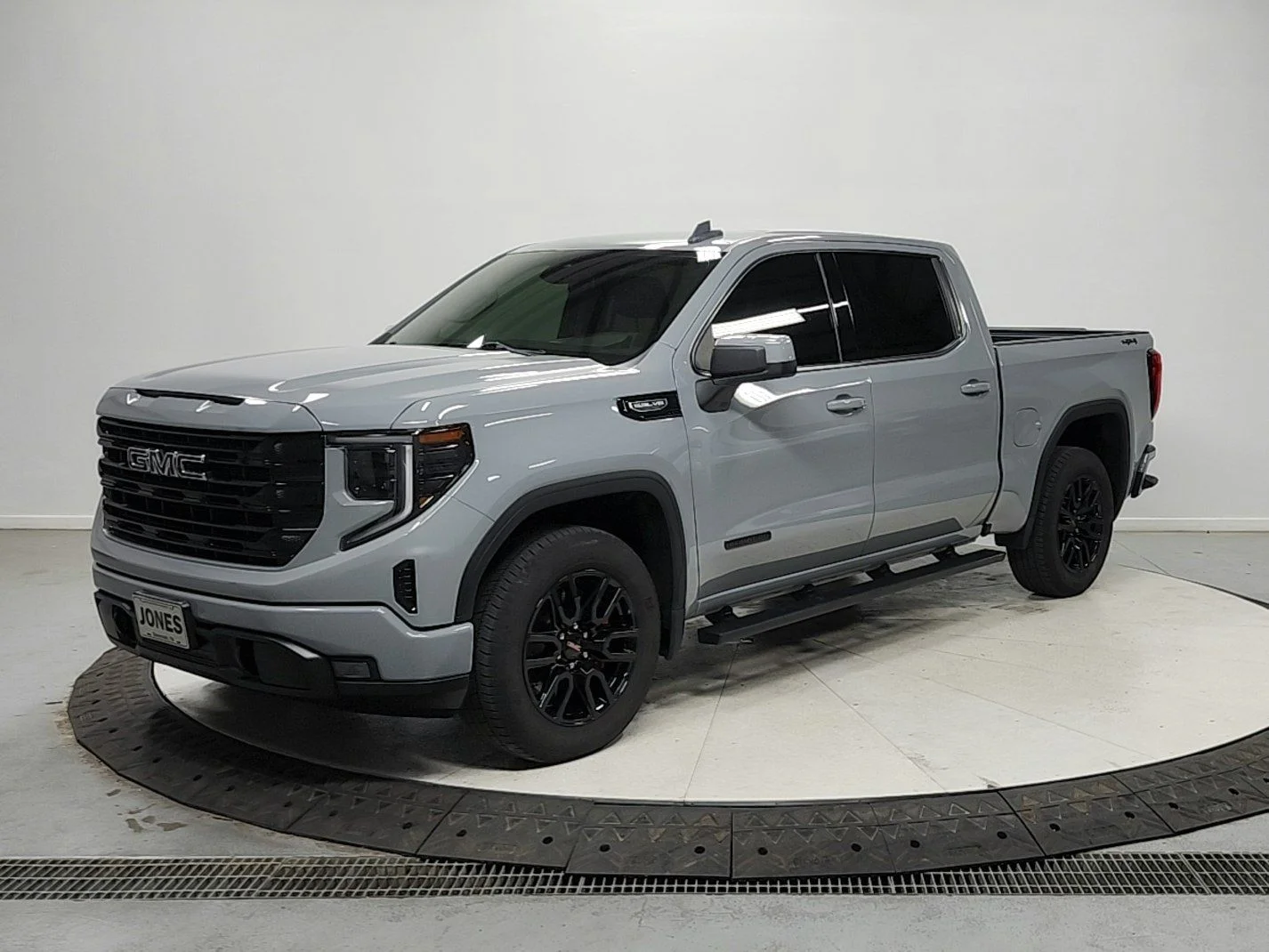 Used 2024 Gray GMC Elevation image 3