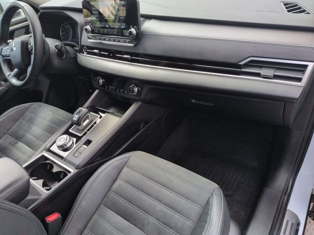 Used 2023  Mitsubishi SE Black Edition image 30