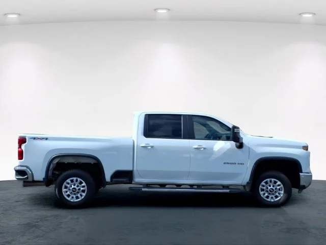 Used 2025 White Chevrolet LT image 7