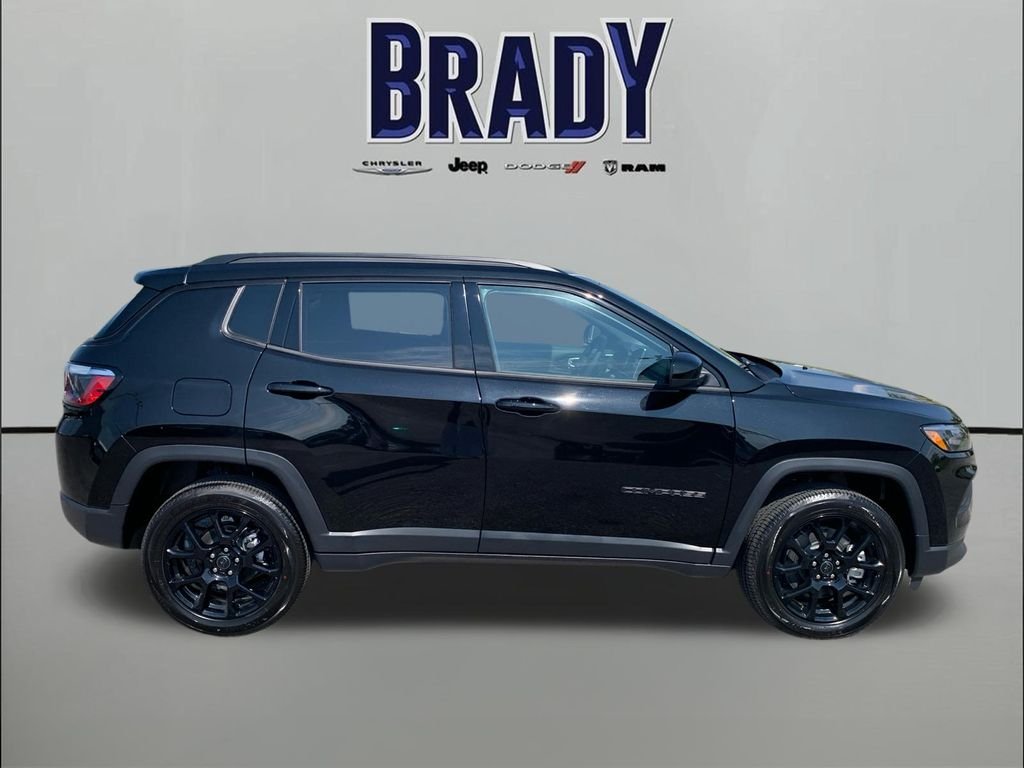 New 2026 Diamond Black Crystal Pearl-Coat Exterior Paint Jeep Latitude image 8