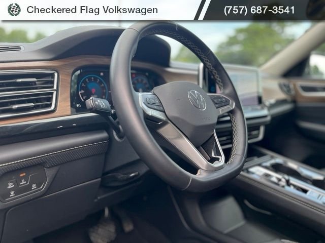 Used 2025 Pure White Volkswagen 2.0T SE w/Technology image 17