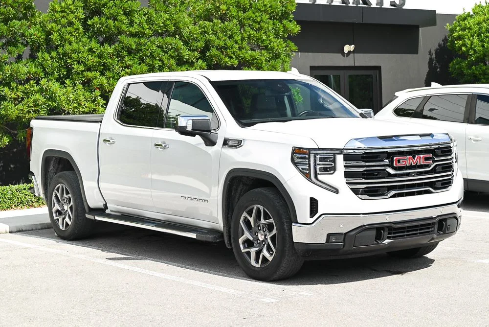 Used 2023 White GMC SLT image 3