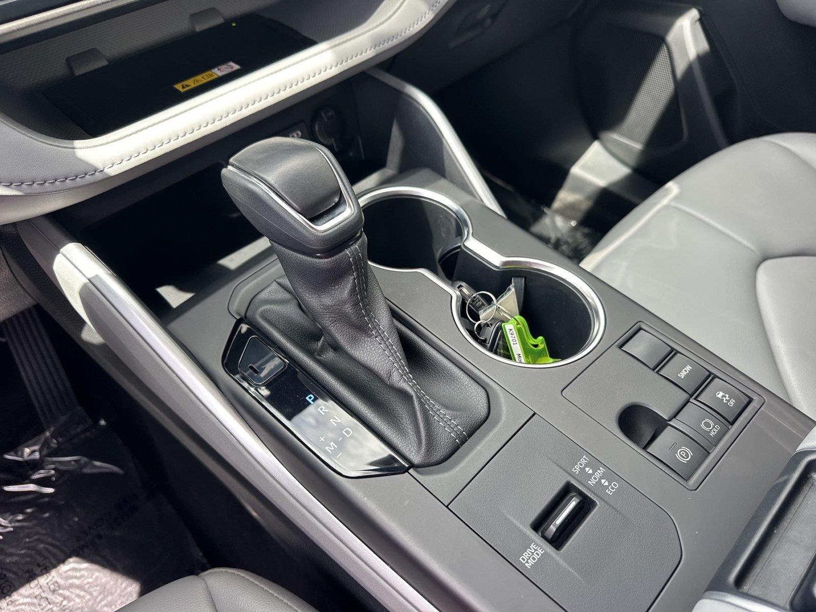 Used 2023 Moon Dust TOYOTA XLE image 17