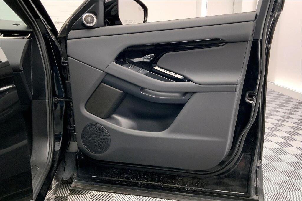 New 2025 Santorini Black Land Rover Core S image 22