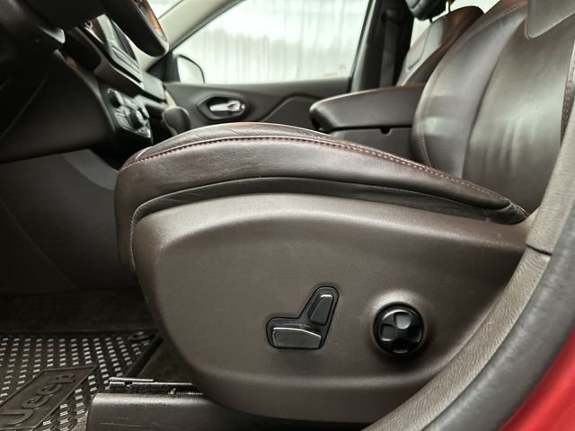 Used 2015 Red Jeep Trailhawk image 16