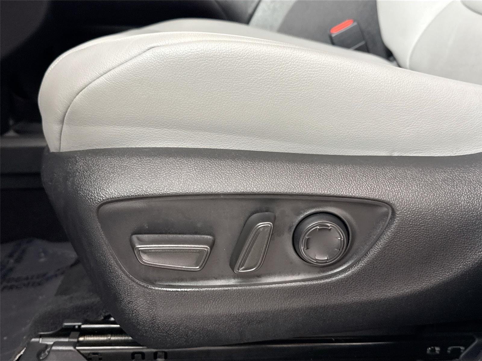 Used 2025 Wind Chill Pearl Toyota XLE 8-Passenger image 30