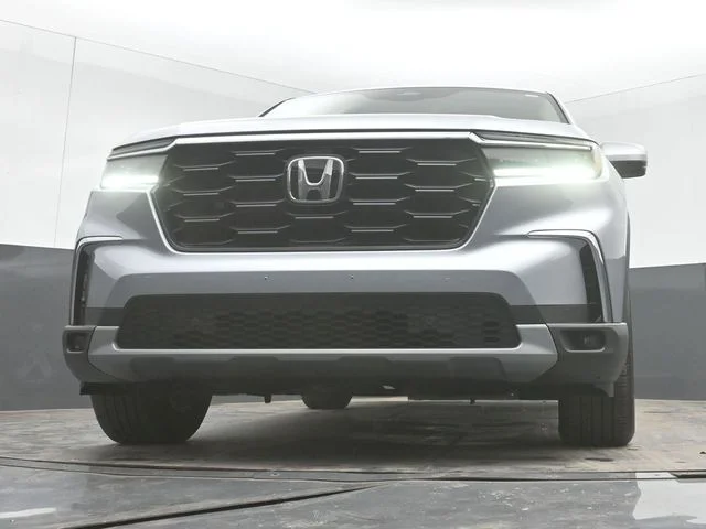 Certified Used 2023 Lunar Silver Metallic Honda 2WD EX-L 7P image 44