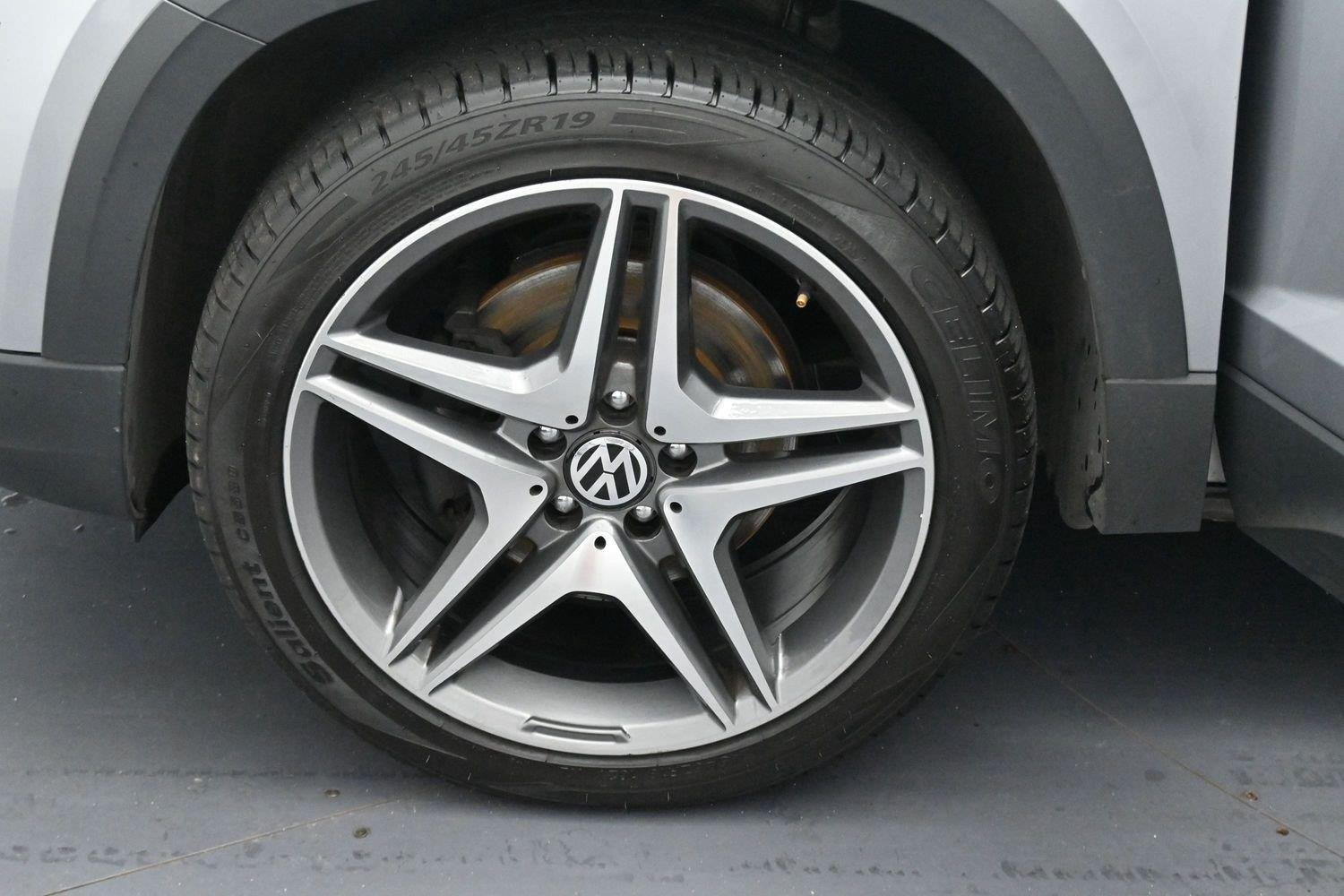 Used 2023 Pyrite Silver Metallic Volkswagen SE image 37