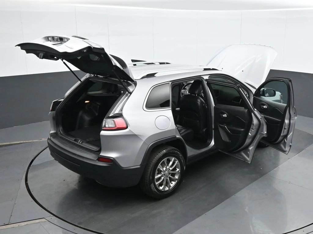 Used 2019 Silver Jeep Latitude Plus image 39