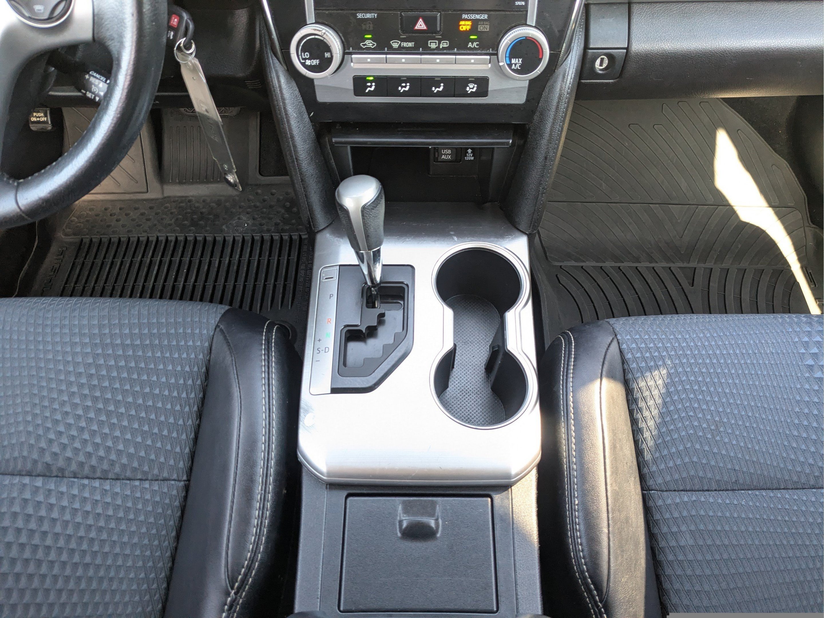 2014 Toyota Camry SE - Photo 19