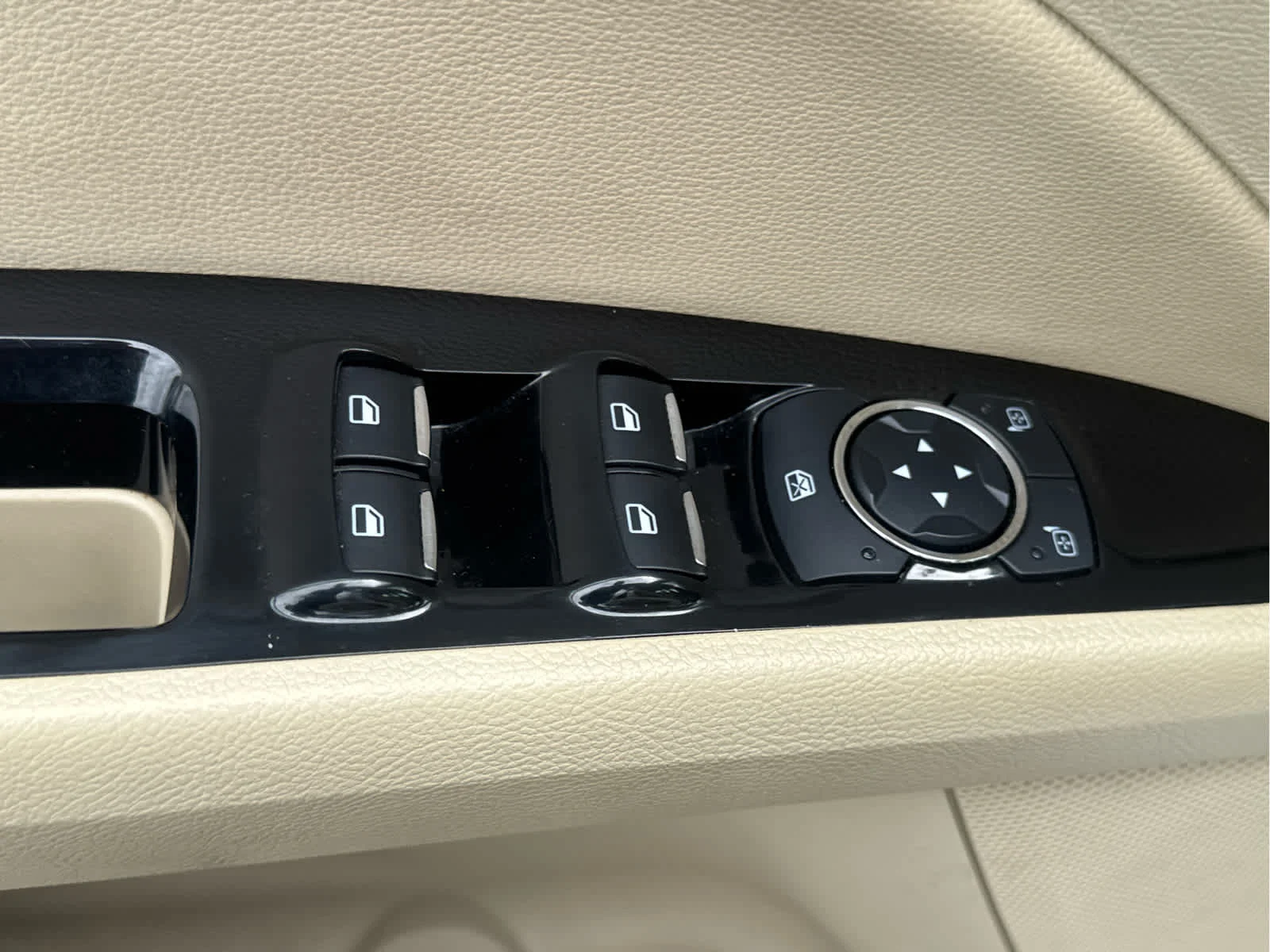 Used 2014 Oxford White Ford SE image 8