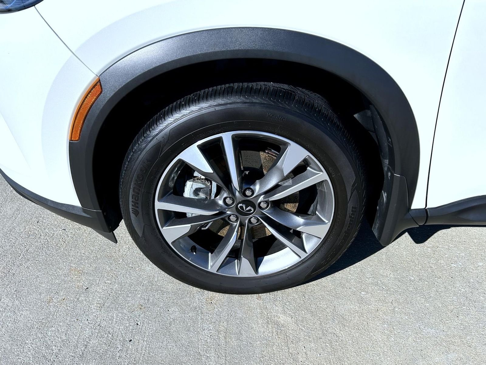 Used 2025 White INFINITI LUXE image 24