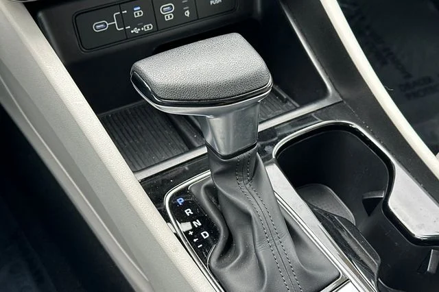 Used 2025 White Pearl Hyundai SEL image 23