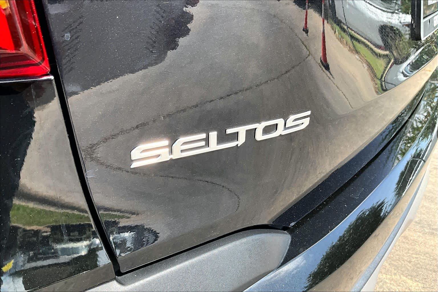 Used 2024 Fusion Black Kia S image 30