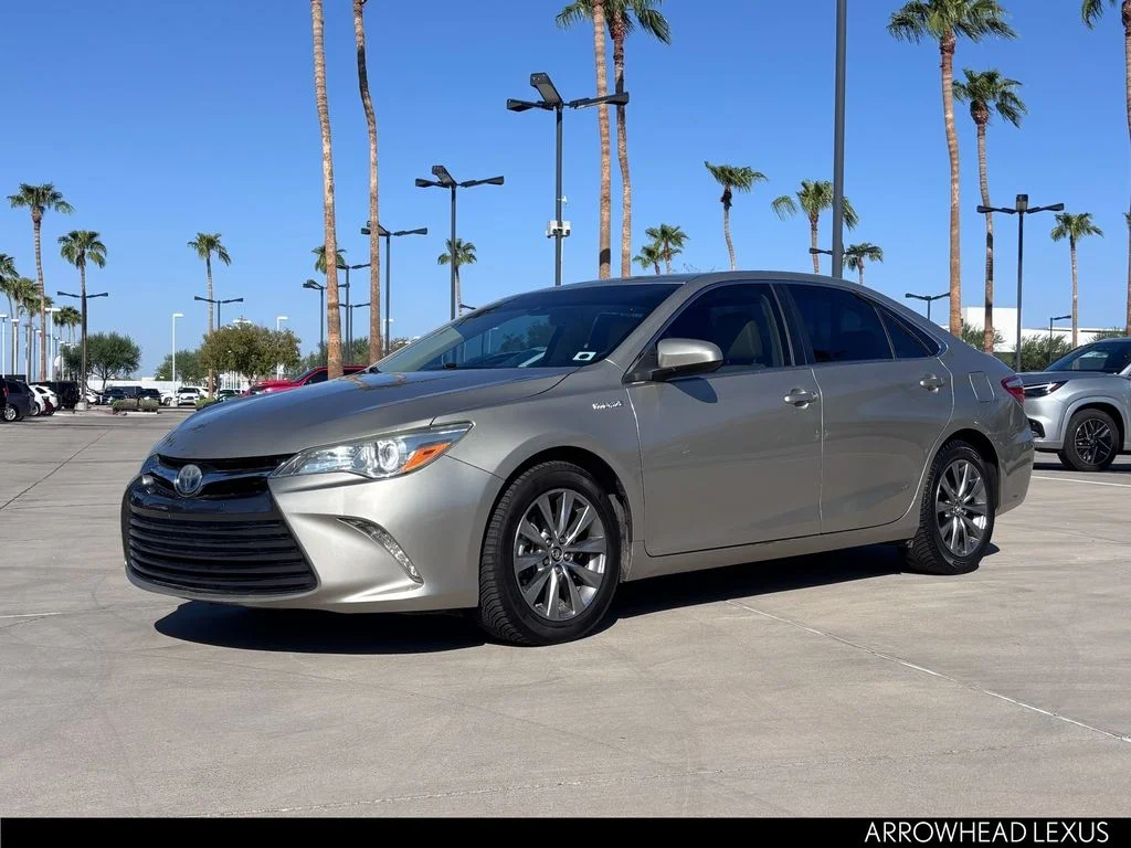 Used 2015  Toyota XLE image 2