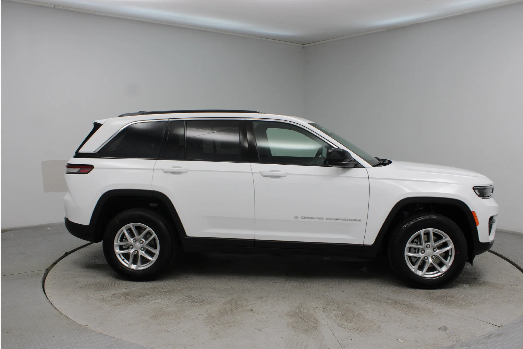 New 2025 Bright White Clear-Coat Exterior Paint Jeep Laredo  x 4x2 image 27