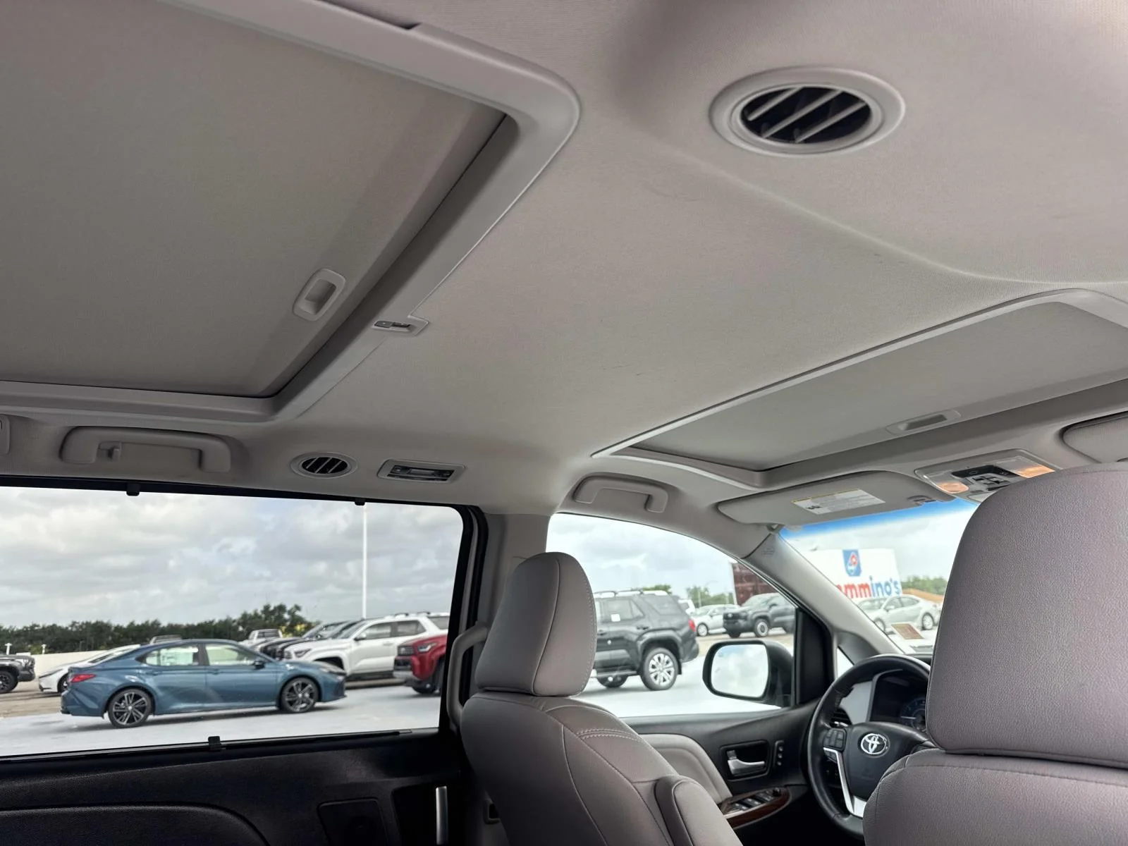 Used 2017 Blizzard Pearl Toyota Limited 7-Passenger image 10