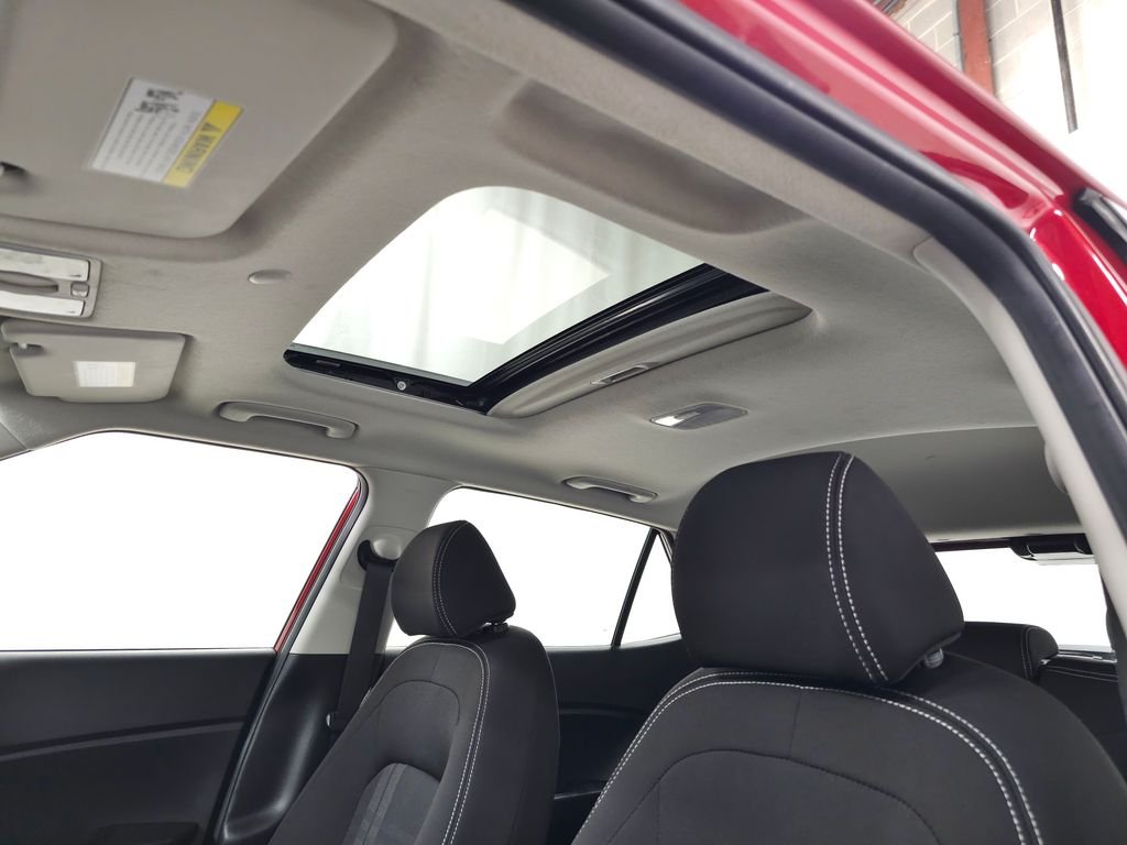 2025 Hyundai Venue SEL - Photo 17