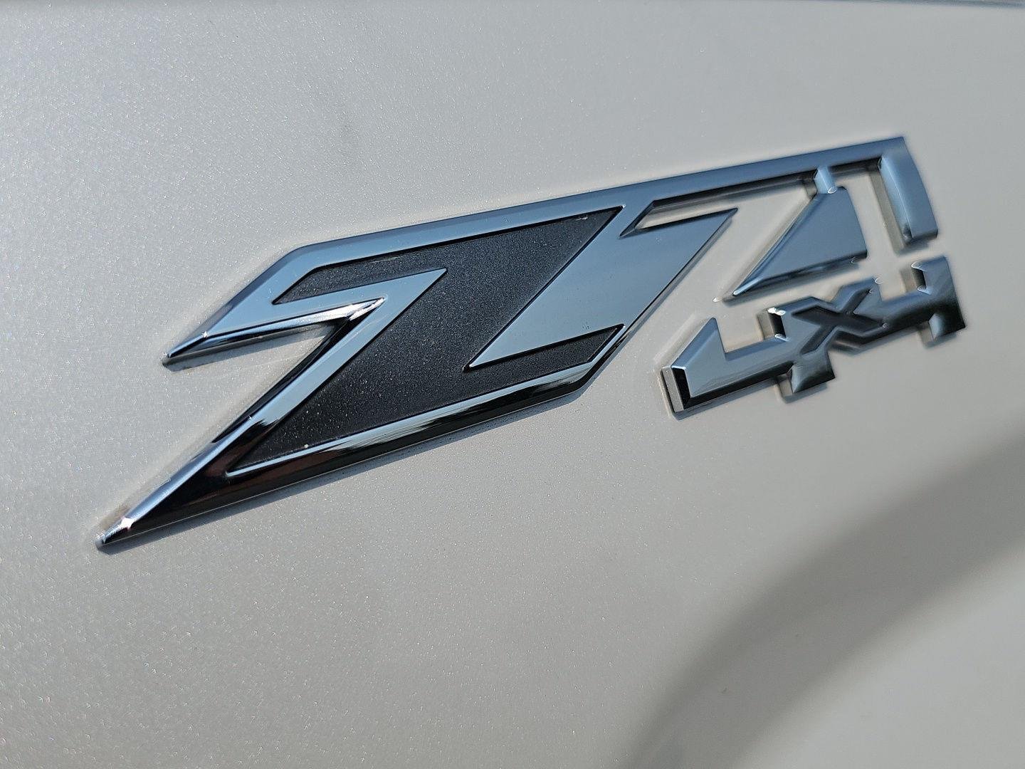 Used 2019 White Frost Tricoat GMC SLT image 29