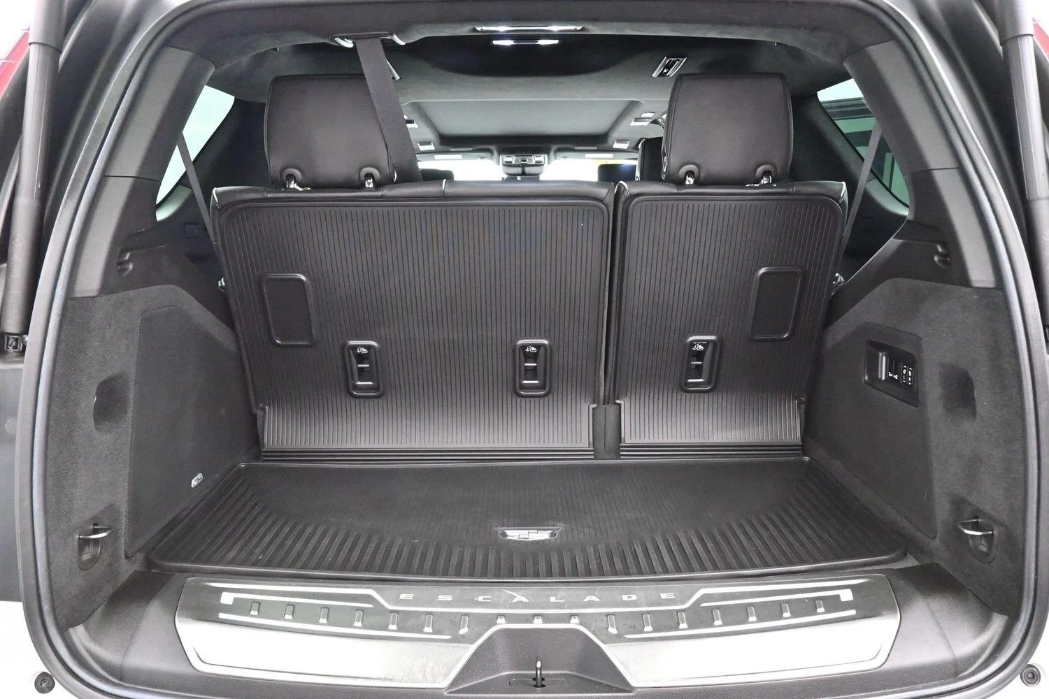 Used 2021 CRYSTAL WHITE TRICOAT Cadillac Sport Platinum image 10