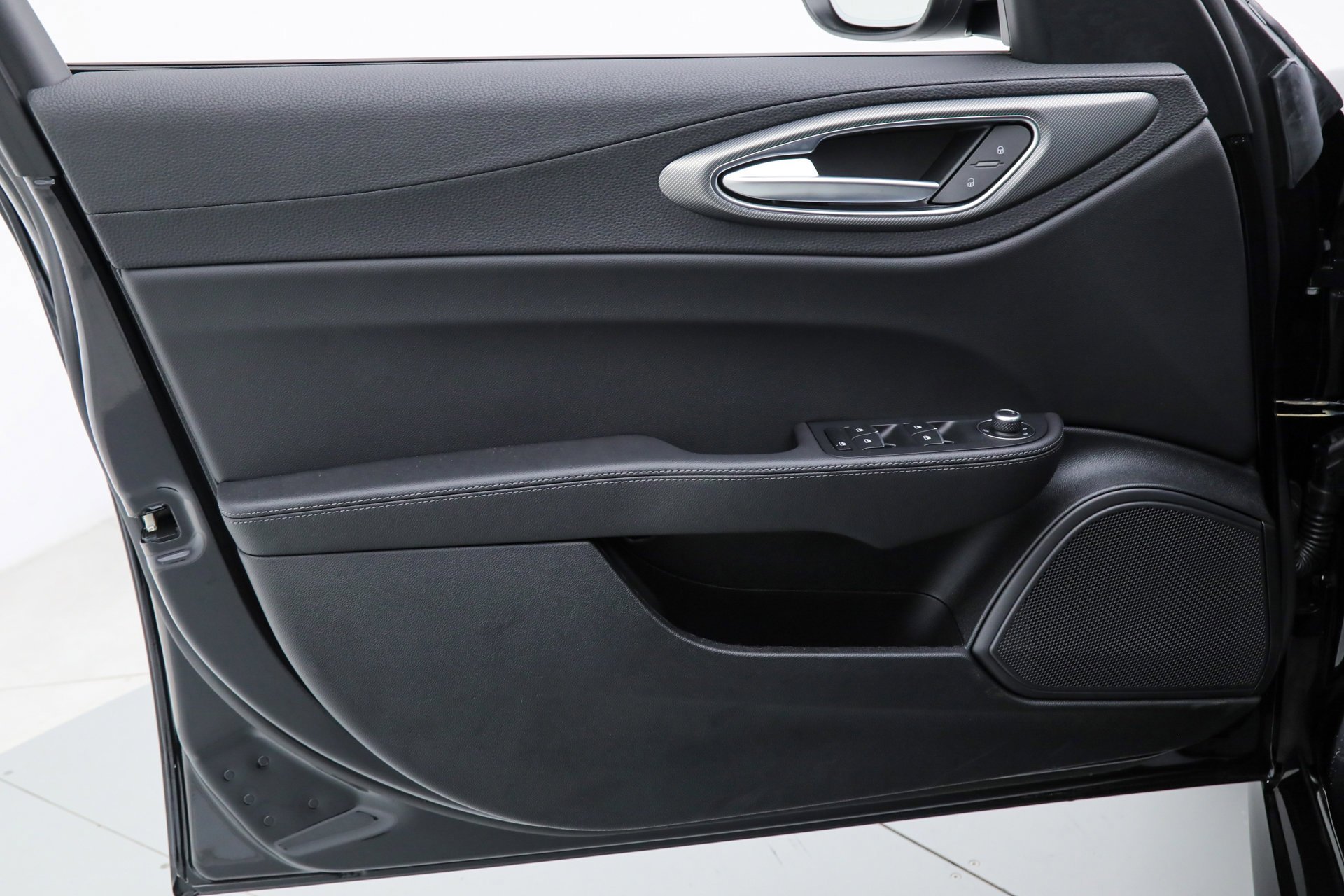 New 2025 Vulcano Black Metallic Exterior Paint Alfa Romeo  image 17