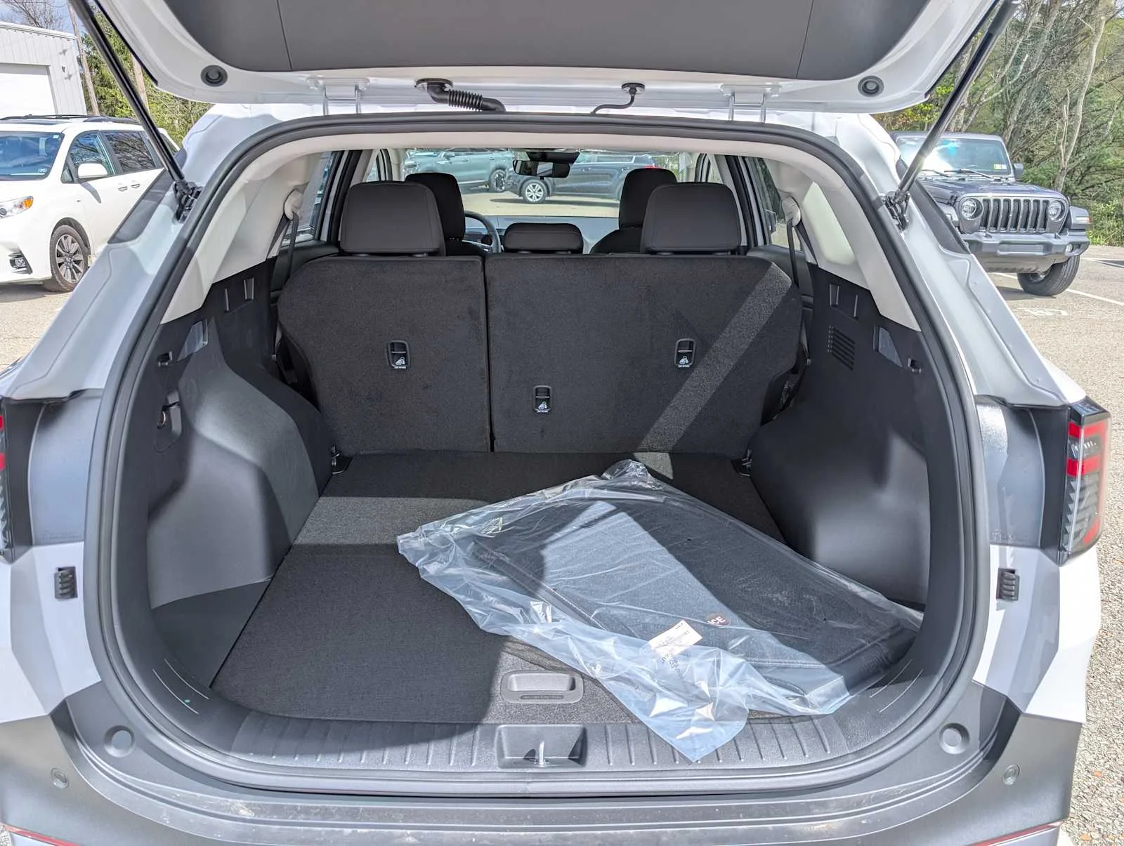 New 2026 Glacial White Pearl Kia LX image 7