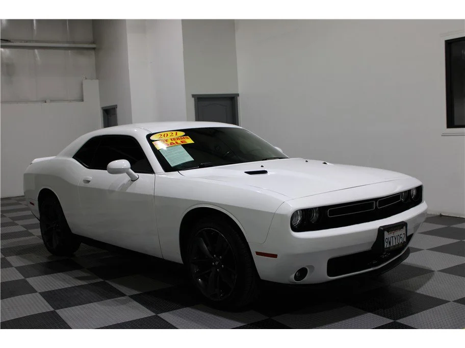 Used 2021 White Knuckle Clearcoat Dodge SXT image 3