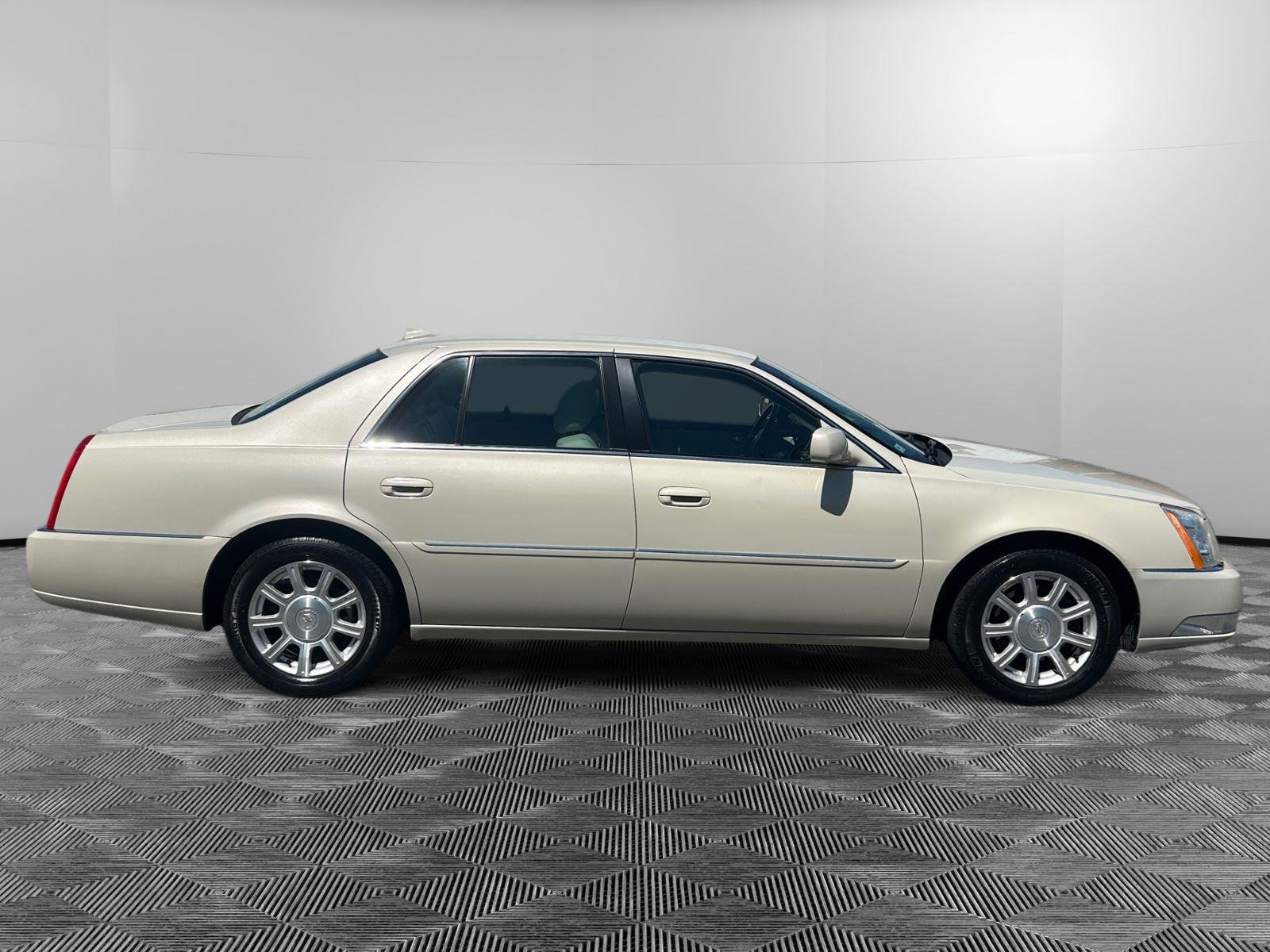 Used 2010 Vanilla Latte Cadillac w/1SA image 6