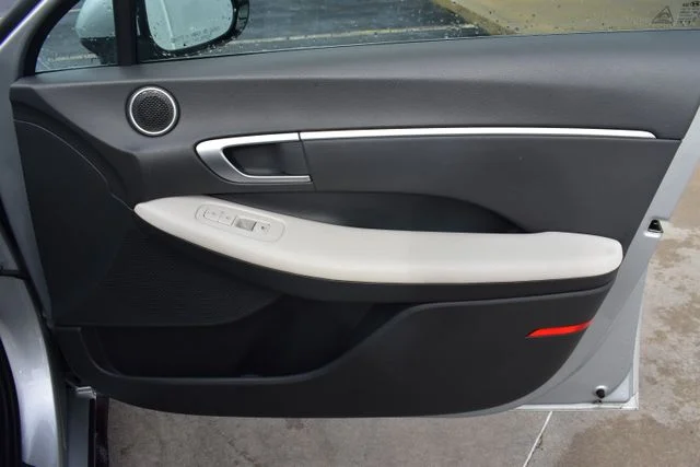 Used 2025 Silver Hyundai SEL image 16