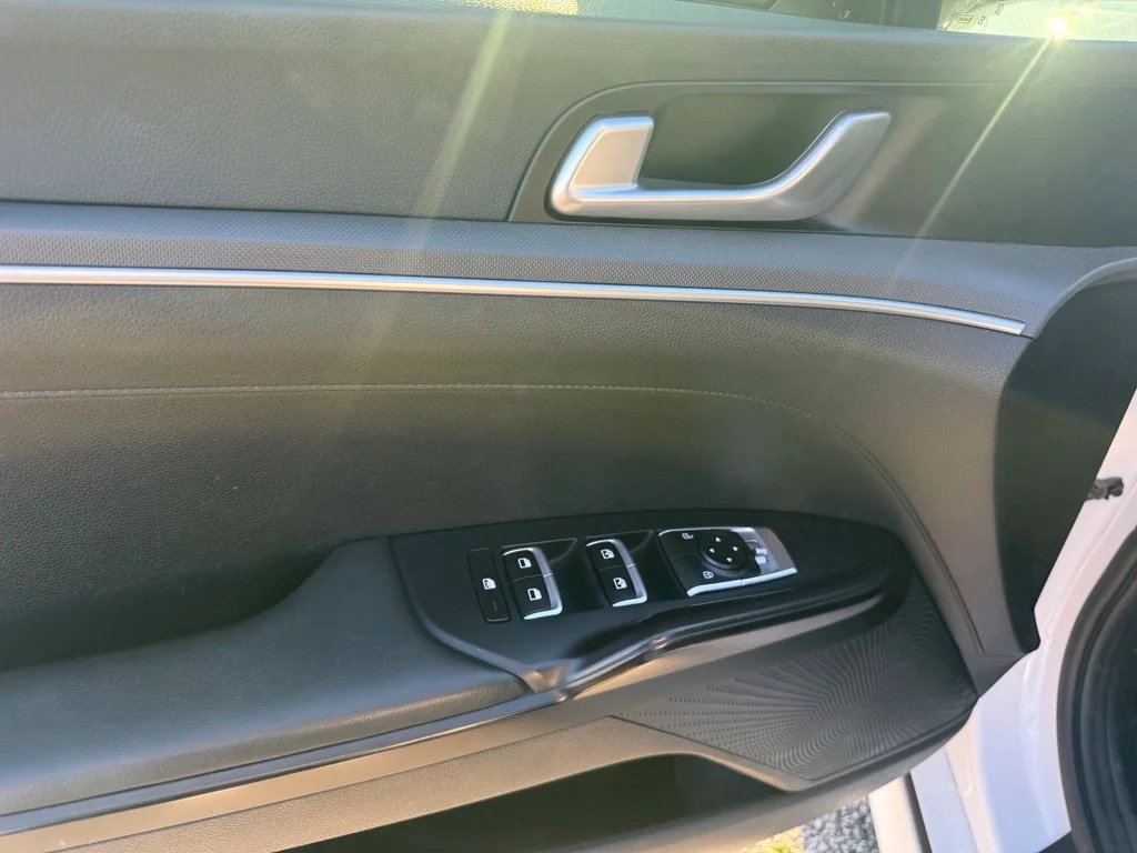 Used 2022 White Kia GT-Line image 5