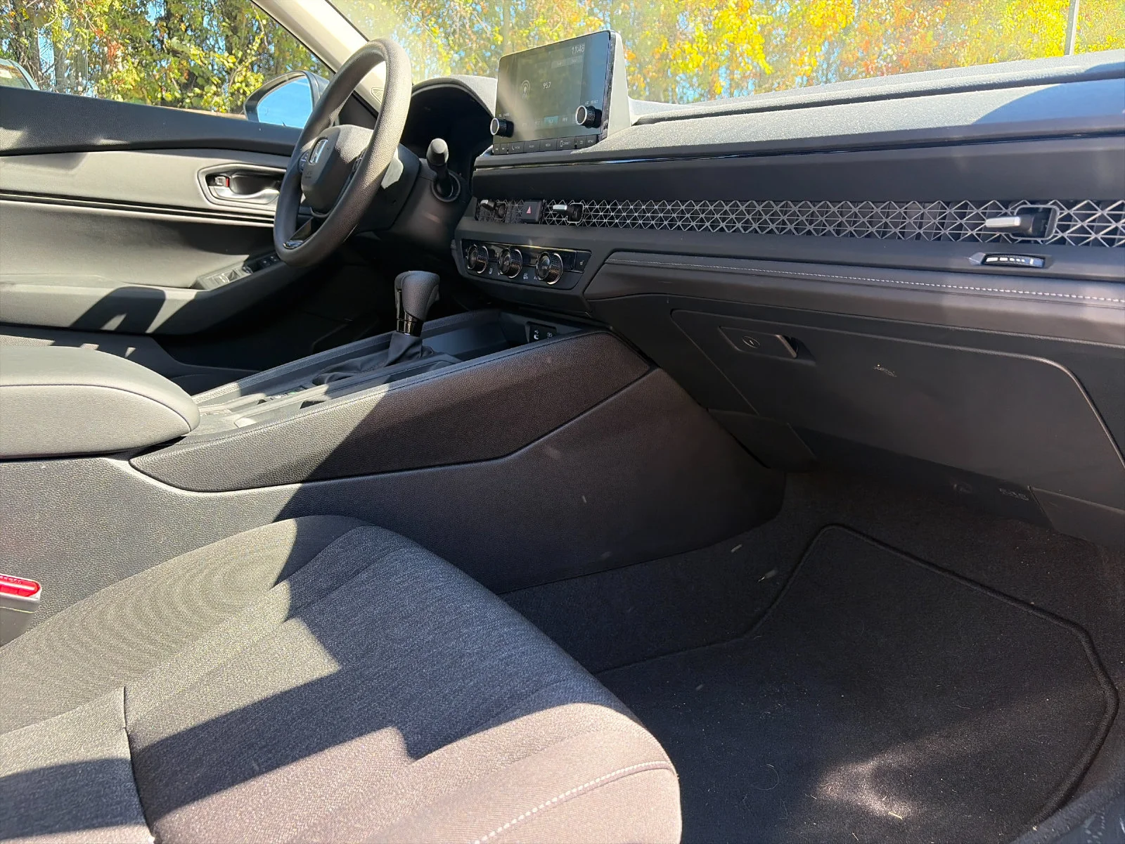 Used 2025 Silver Metallic Honda SE image 16