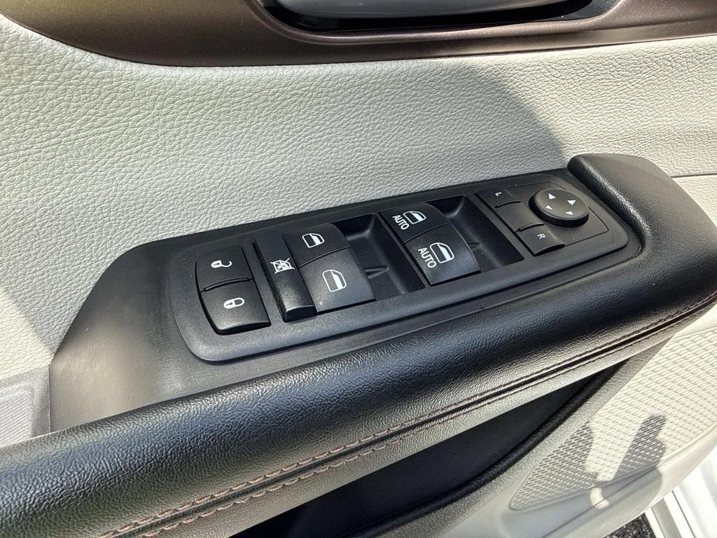 Used 2018 White Chrysler Touring L image 22