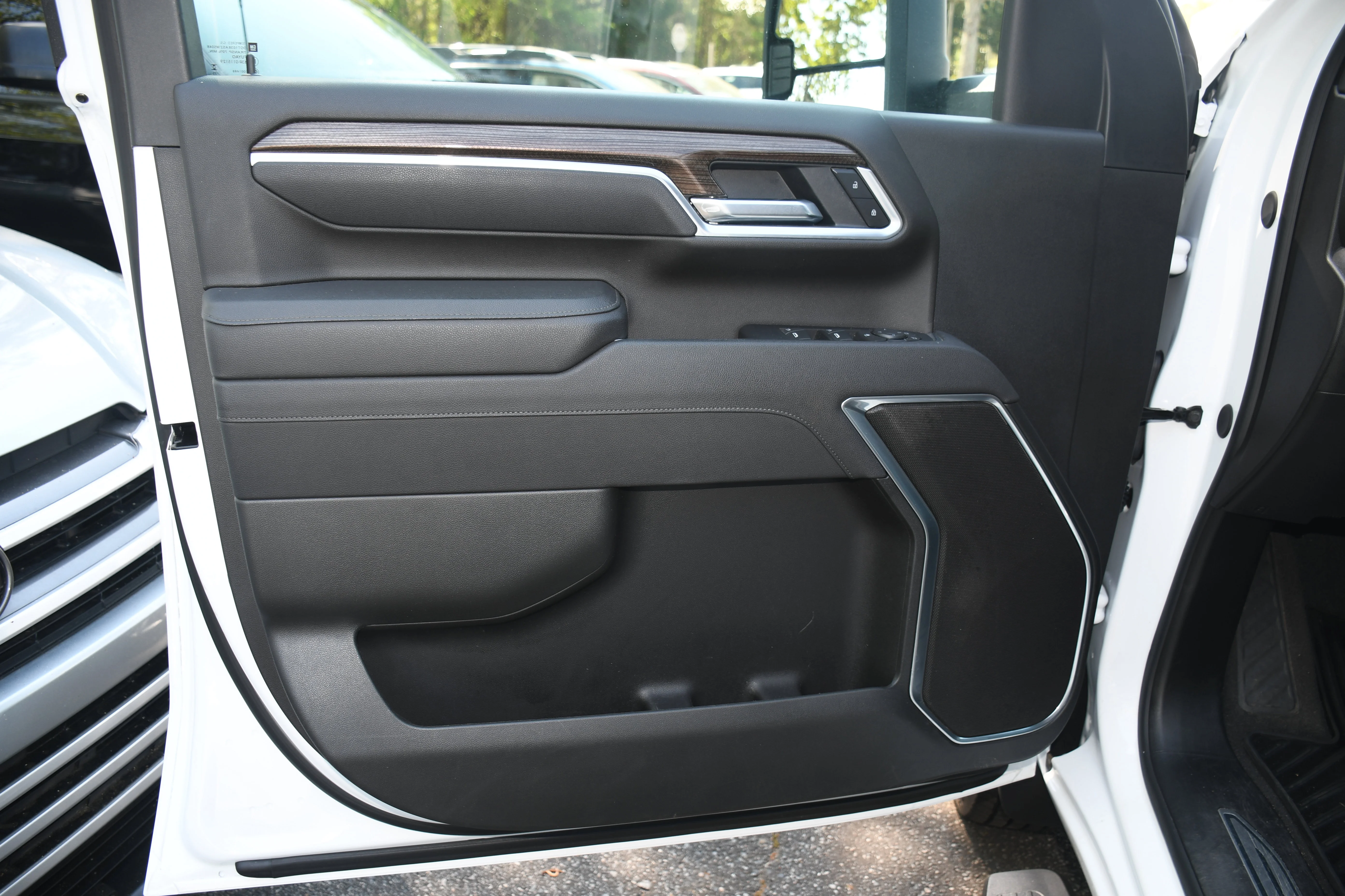 Used 2025 White Chevrolet LT image 9