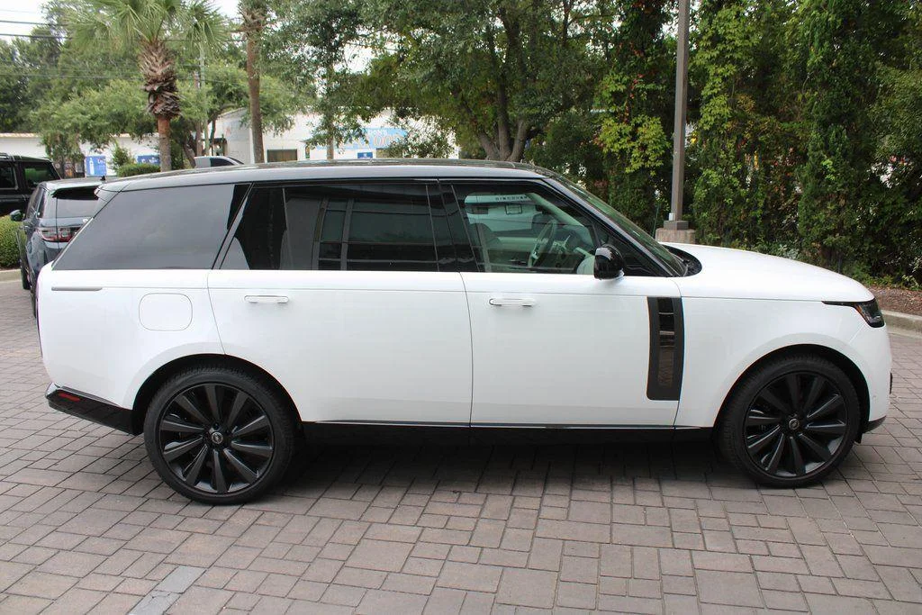 New 2024 Ostuni Pearl White Land Rover SV image 4