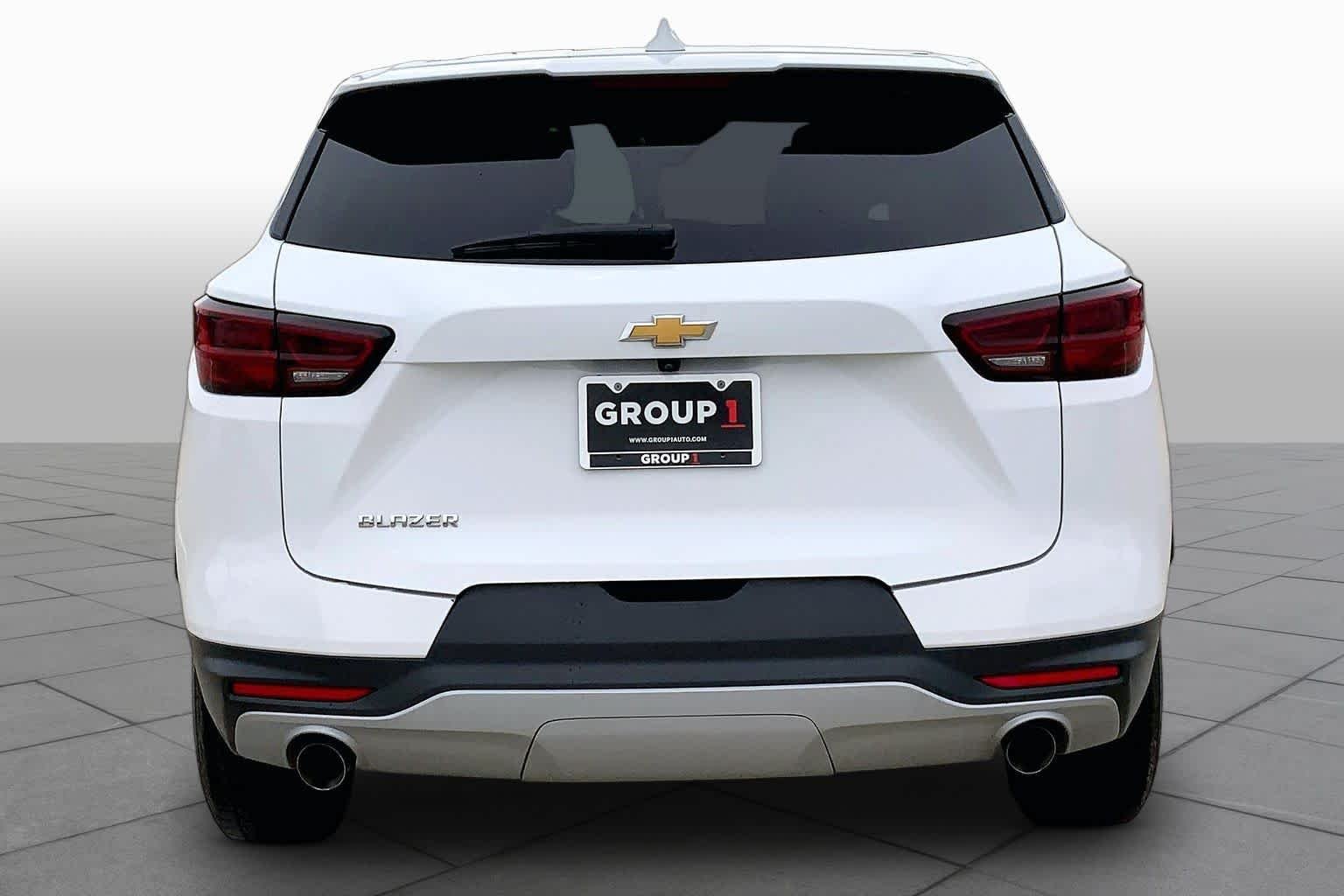 Used 2025 Summit White Chevrolet LT image 5