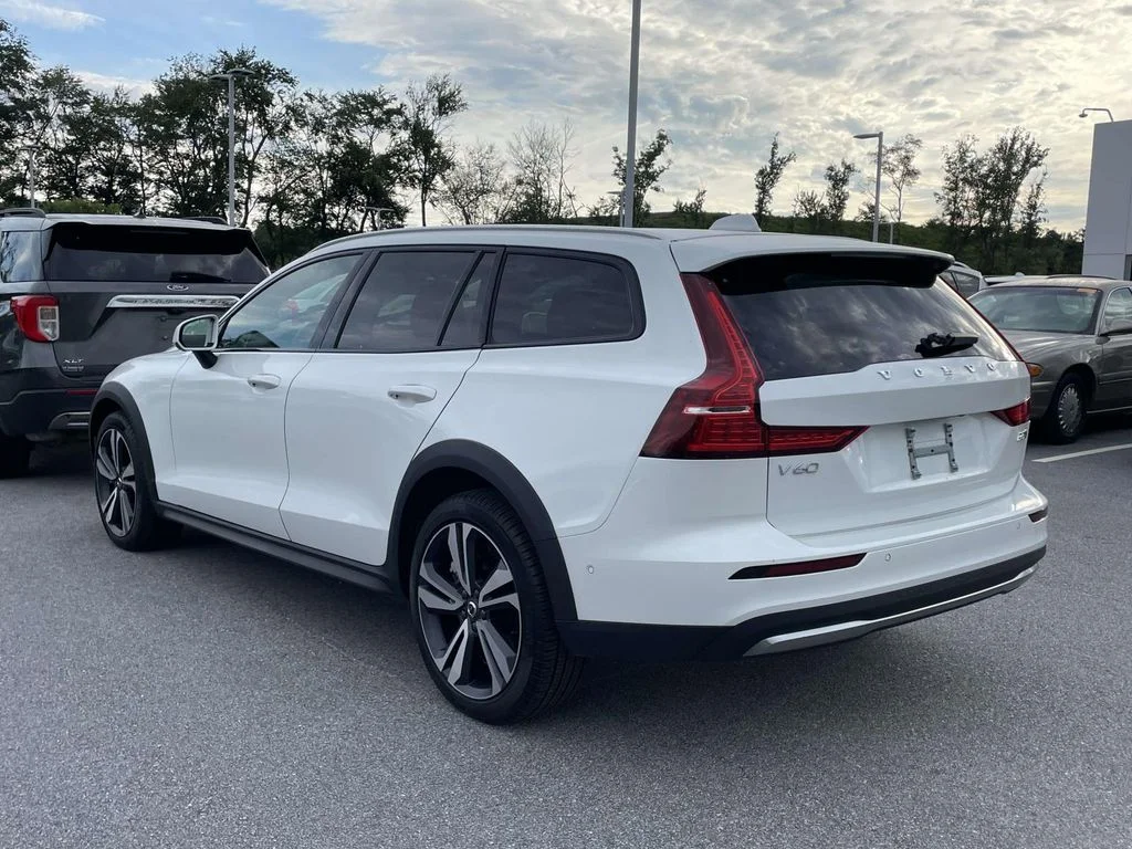 Used 2025 crystal white Volvo Plus image 3
